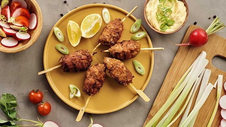 Grillezett darált hús nyárson reteksalátával