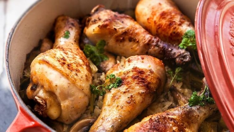 Kuřecí paličky se žampiony a rýží z jednoho hrnce