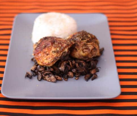 Fűszeres csirkecomb, pirított gombával