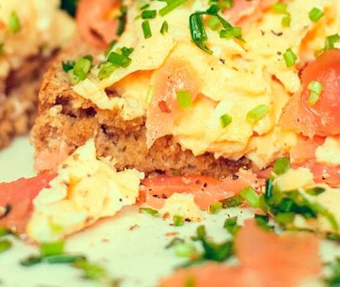 Špaldový chlebík s miešanými vajíčkami