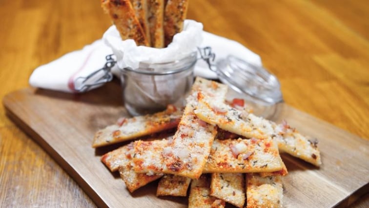 Sýrové pizza tyčinky sypané slaninou a parmazánem