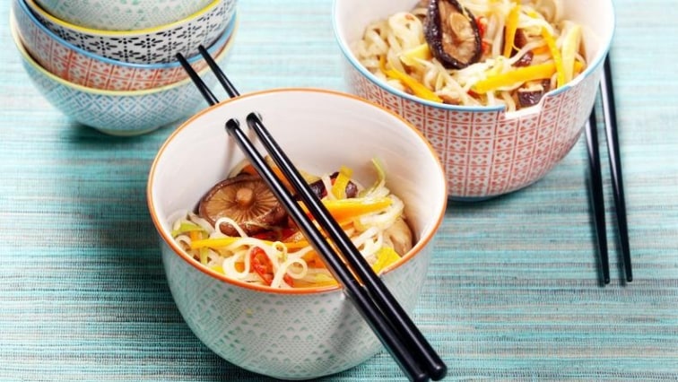 Rýžové nudle s kuřecím masem, bambusem a houbami shitaké