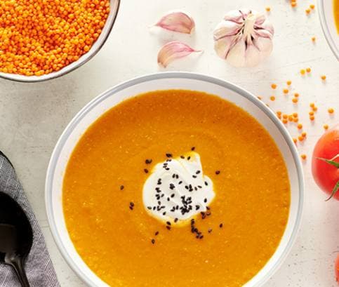 Čočková polévka s čerstvými rajčaty