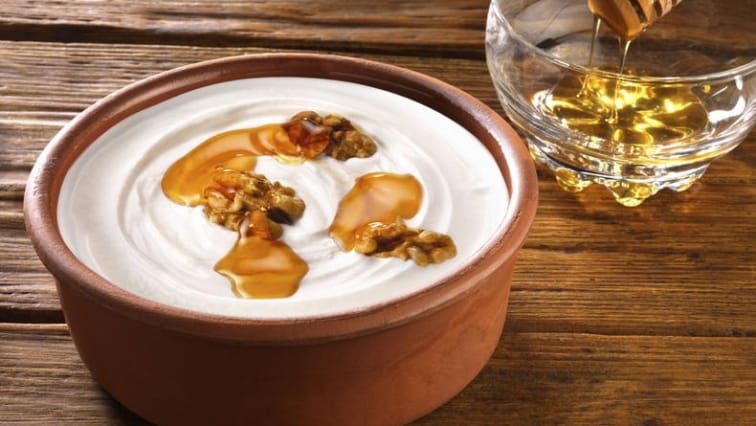 Řecký jogurt s medem a ořechy