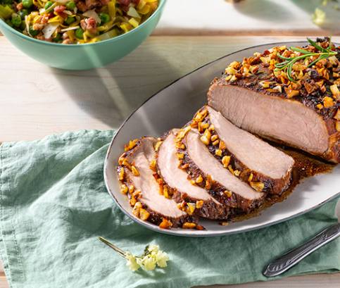 Vepřová pečeně v česnekové krustě s třtinovým cukrem a salátem z hrášku a pórku