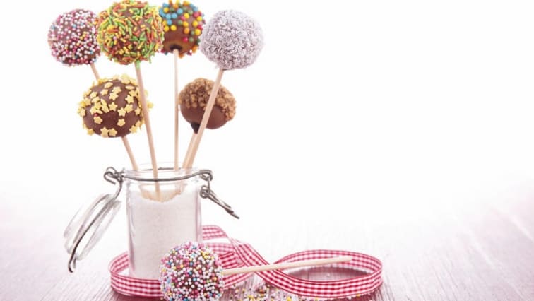 Barevná pečená lízátka pro děti