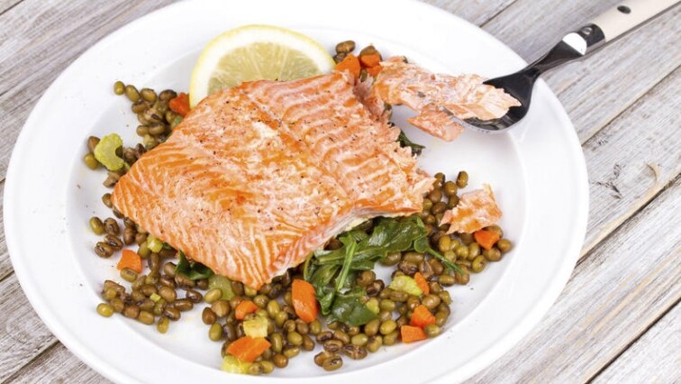 Pečený losos na fazolovém lůžku