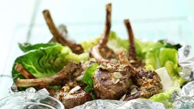 Grilovaná jehněčí žebírka s hořčicí, ořechy a balkánským sýrem