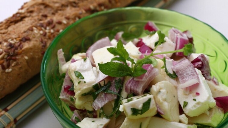 Lilahagymás sajt saláta