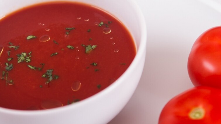 Bazsalikomos paradicsomleves