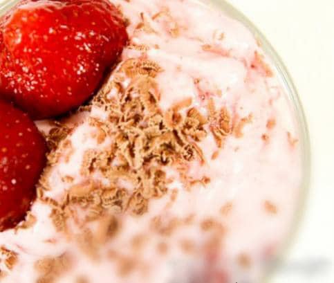 Epres házi poharas krémes, csoki reszelékkel