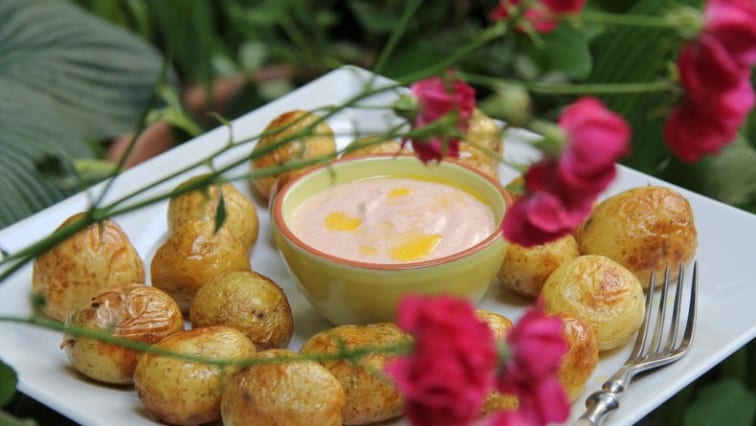 Pečené brambory s dipem ze zakysané smetany