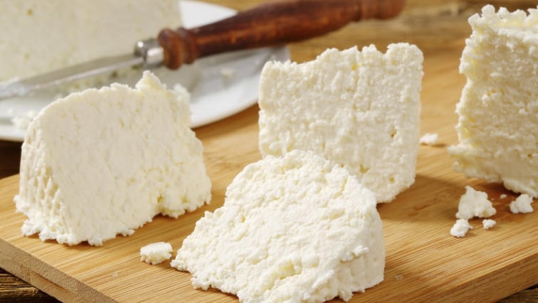 Domácí balkánský sýr