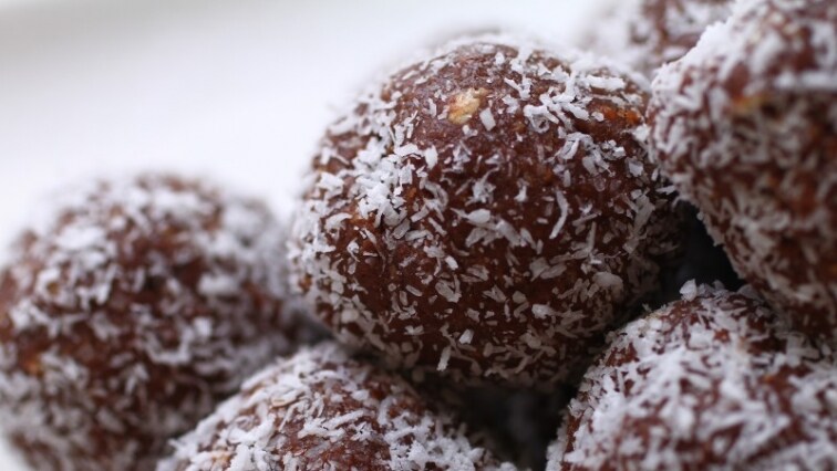 Rumos-meggyes kókuszgolyó