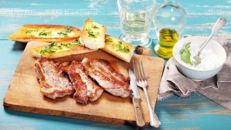 Krkovice na grilu s bylinkovým dipem a bagetou