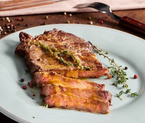 Steak többszínű fűszeres szósszal