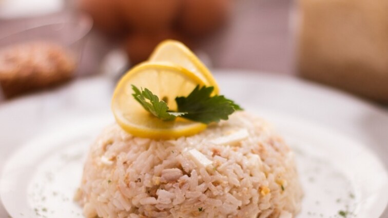 Tonhalas-tojásos rízs