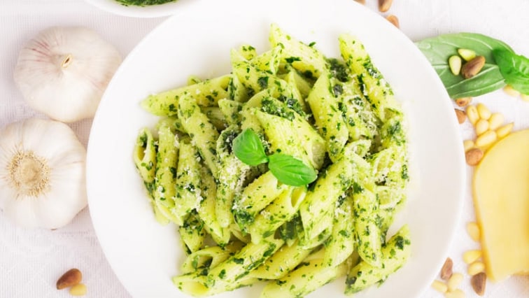 Penne s domácím bazalkovým pestem a parmazánem