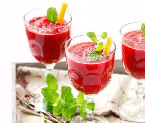 Fresh z červené řepy jablka a mrkve