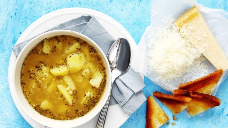 Česneková polévka s kroupami a sýrem