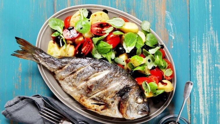 Grilovaná pražma s bramborovým salátem, cherry rajčaty a olivami