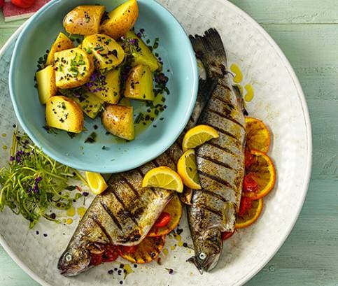 Grillezett pisztráng naranccsal, fekete ribizlis salsával, sült burgonyával, fekete fokhagymával és metélőhagymával