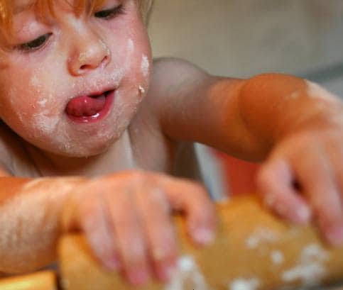 A kisgyermek 6 féleképpen segíthet a sütésben