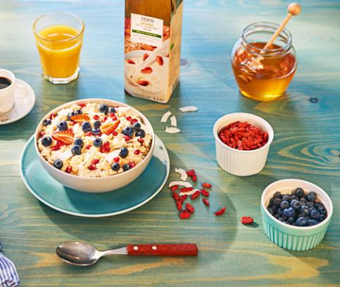 Vegán zabkása friss gyümölccsel és kókusszal