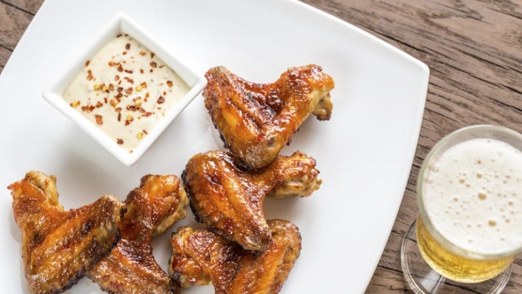Pikantní pečená křídla v pivní marinádě