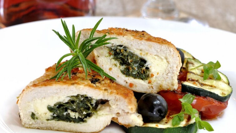 Kuřecí prsa plněná špenátem s teplým zeleninovým salátem