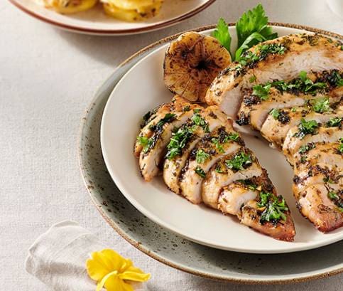 Bylinková krůtí prsa s gratinovanými bramborami