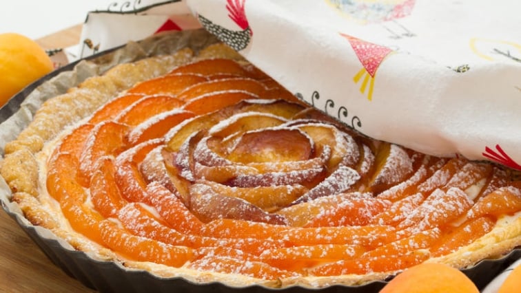 Ovocný koláč s tvarohem pečený na grilu