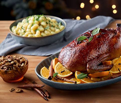 Kachna na pomerančích s gnocchi, šalvějí a máslem