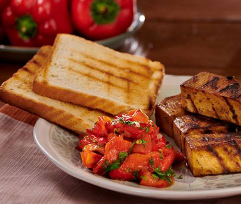 Grilované tofu se salátem z dušených paprik