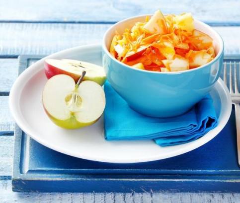 Mrkvový salát s ananasem a jablky