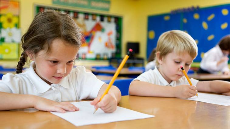 Školské potreby pre ľavákov: Nožnice, pero, ceruzky a ďalšie pomôcky, ktoré pomôžu