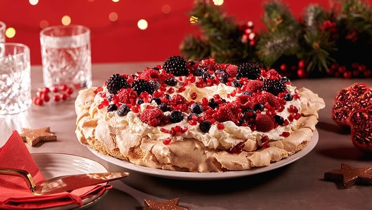 Pavlova torta s mascarpone v tvare vianočného venca