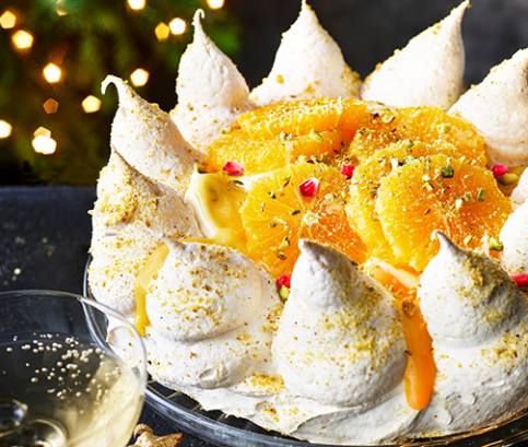 Lahodný dort Pavlova s pomerančovým krémem