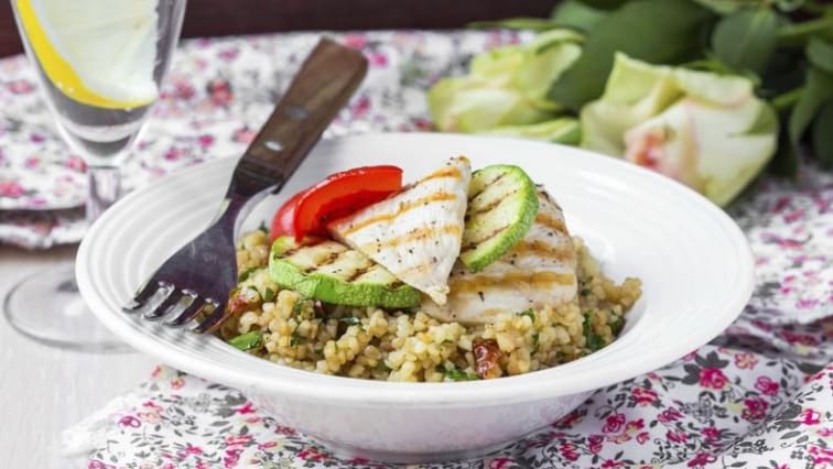 Bulgurový salát s kuřecím masem a zeleninou