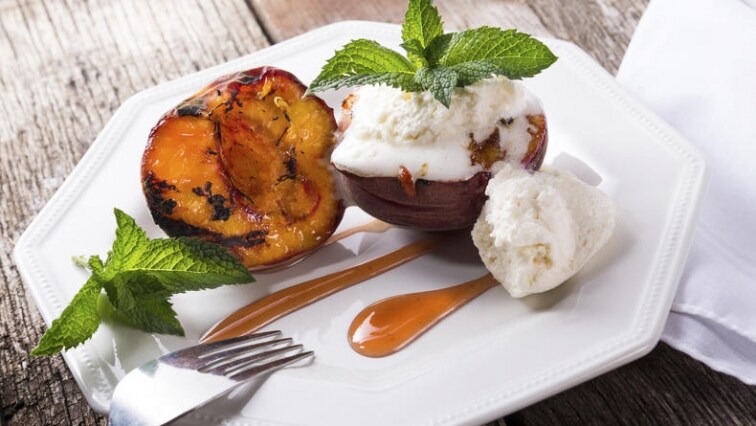 Grilujeme chutně: grilované broskve