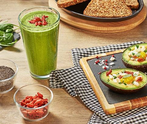 Zapečené vajcia v avokáde s opečeným celozrnným chlebom a zeleným smoothie