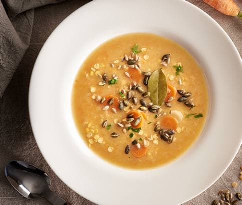 Polievka zo suchého hrachu so zeleninou