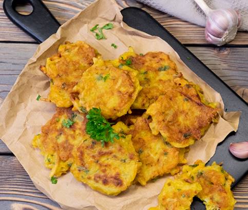 Bramborovomrkvové lívance s čerstvým salátem 