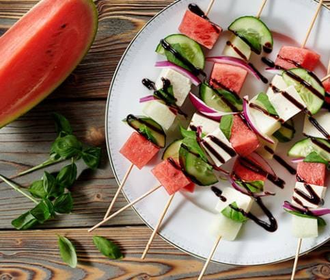 Letné špízy z červeného a žltého melóna so syrom feta