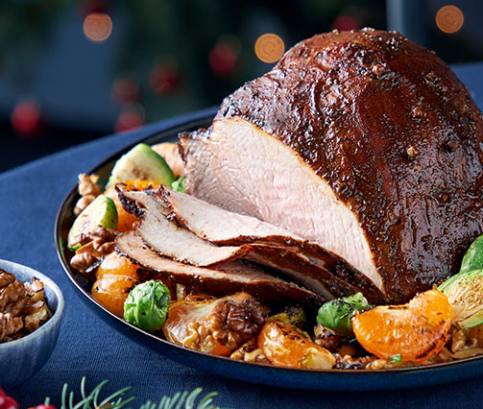 Glazovaná šunka s klinčekmi, šalviou, grilovanými klementínkami