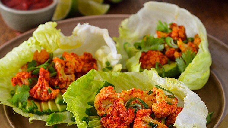 Pikantní květákové salátové wrapy