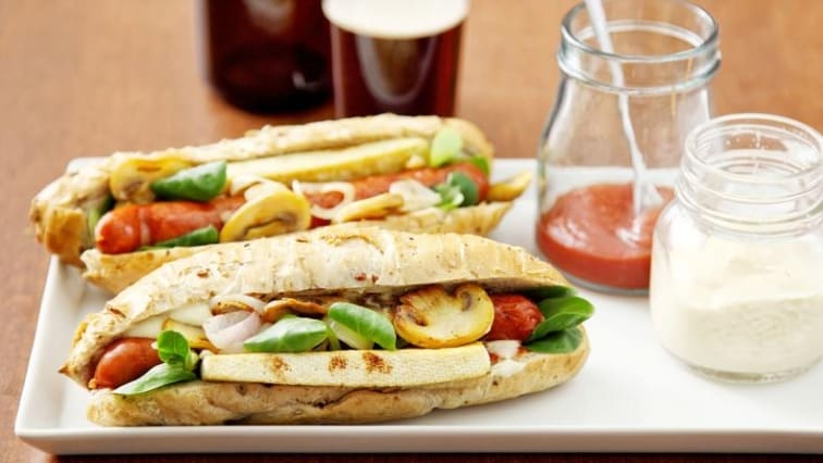 Domácí hotdog na grilu s houbami a tofu