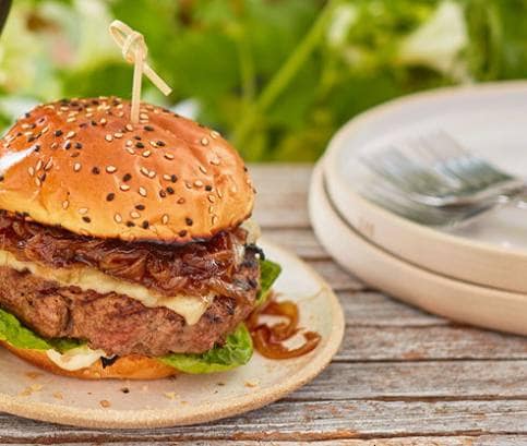 Házi hamburgerek és feltétek a nyári grillezéshez