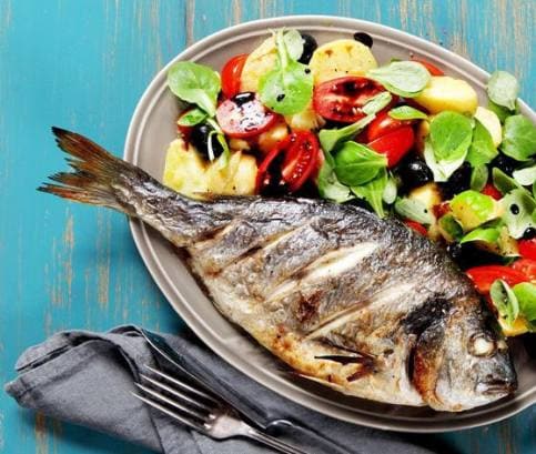 Grilovaná pražma s bramborovým salátem, cherry rajčaty a olivami