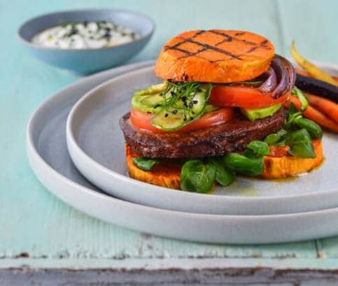 Houbové burgery v „žemli“ ze sladkých brambor